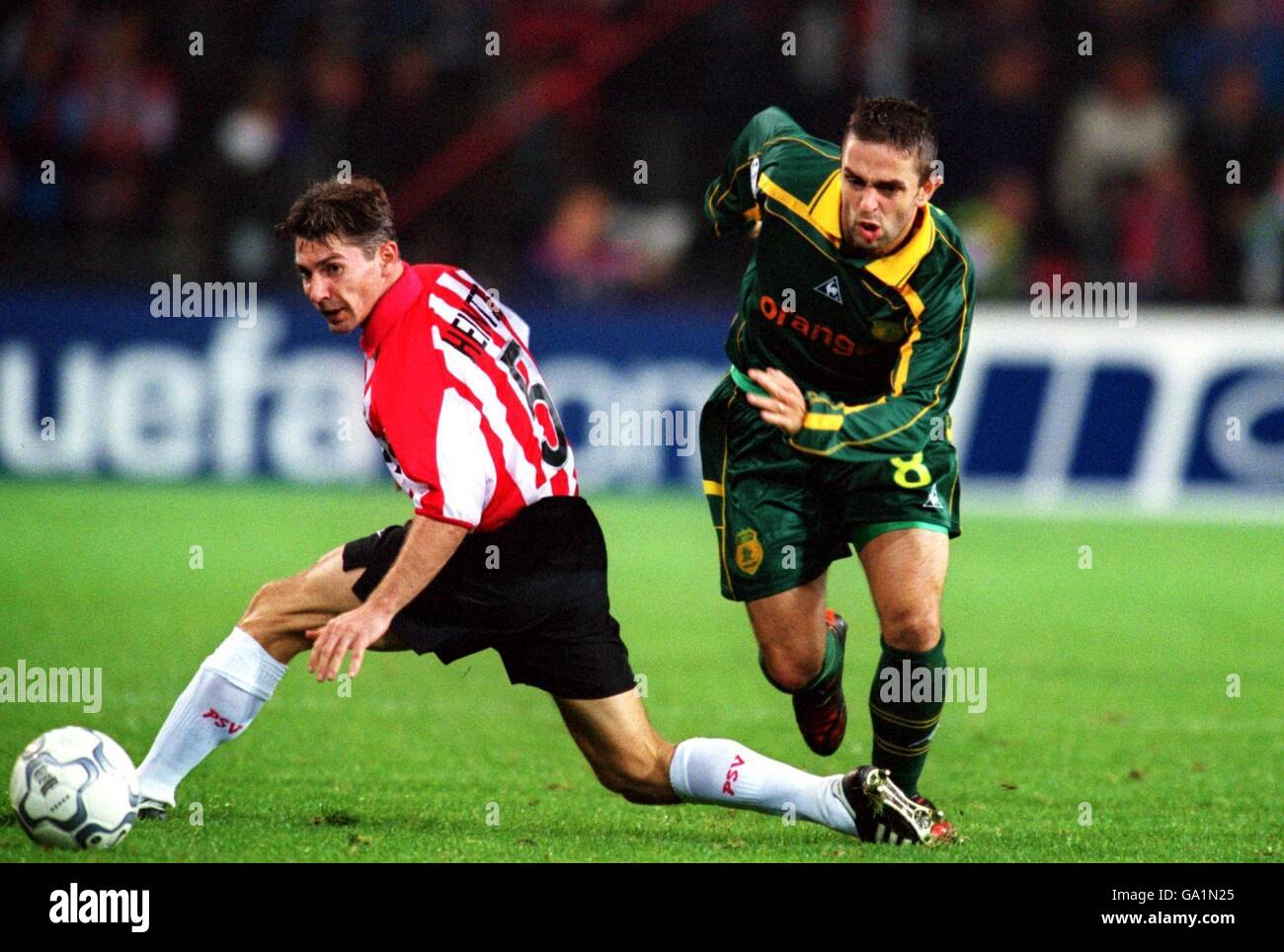 Football - UEFA Champions League - Groupe D - PSV Eindhoven / Nantes.Frédéric Da Rocha (r) de Nantes passe le PSV Jan Heintze (l) d'Eindhoven Banque D'Images