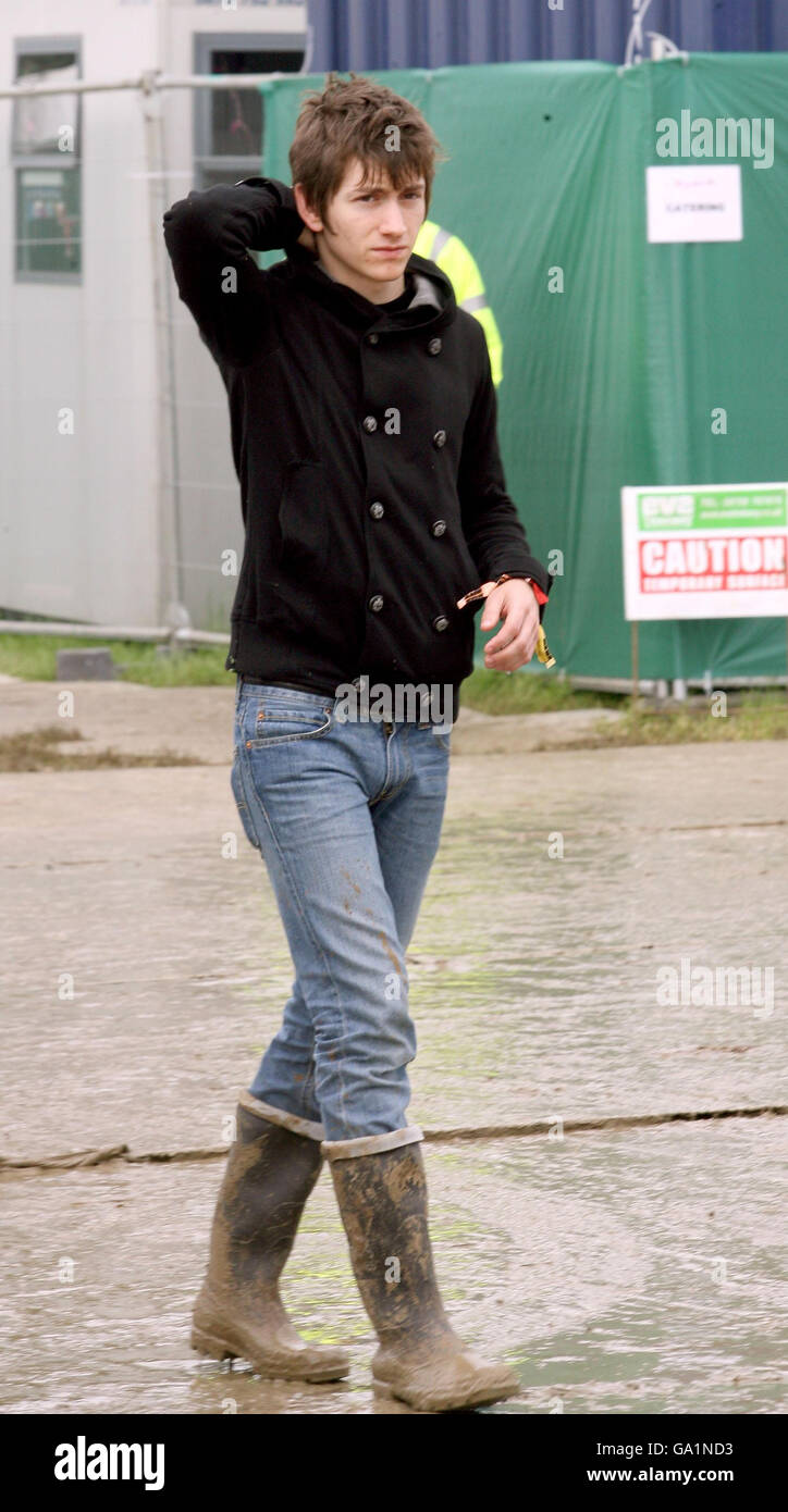 Les Arctic Monkeys sont vus près de l'autre scène lors du festival Glastonbury de 2007 à la ferme digne de Pilton, Somerset. Banque D'Images Les Arctic Monkeys sont vus près de l'autre scène lors du festival Glastonbury de 2007 à la ferme digne de Pilton, Somerset. Banque D'Images