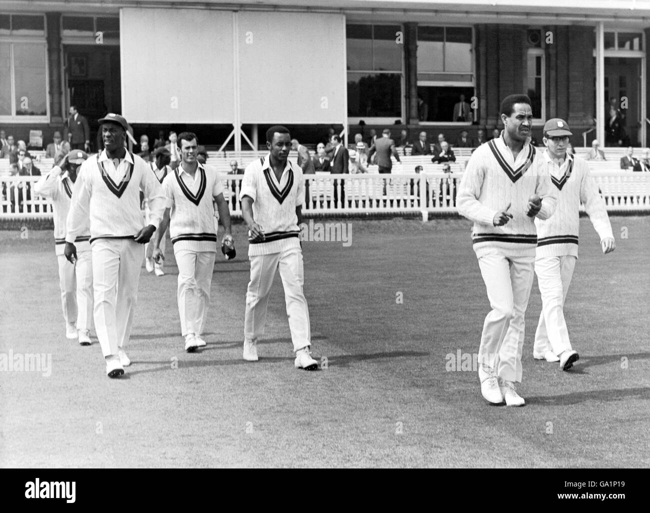 Capitaine des Antilles Gary Sobers (deuxième r) Dirige son équipe sur le terrain de Lord Banque D'Images