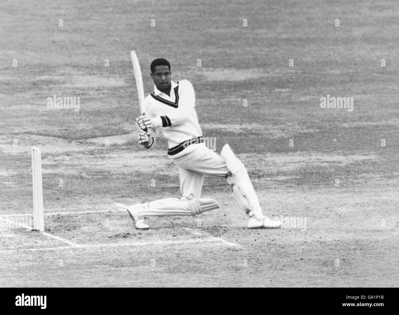 Cricket - le Trophée Wisden - second Test - Angleterre / Antilles - quatrième jour.Gary Sobers, des Indes occidentales, tire la balle pour quatre au cours de son inbattue 163 Banque D'Images