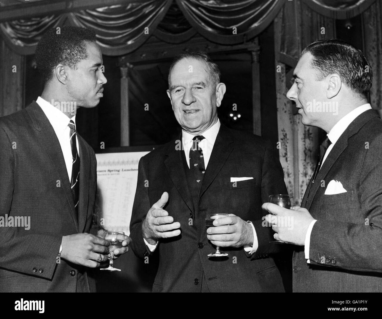 (G-D) le capitaine Gary Sobers des Antilles discute du cricket au café Royal avec le haut-commissaire de la Nouvelle-Zélande à Londres, Thomas McDonald, et le président des Lord's Taverners, Ronnie Waldman Banque D'Images