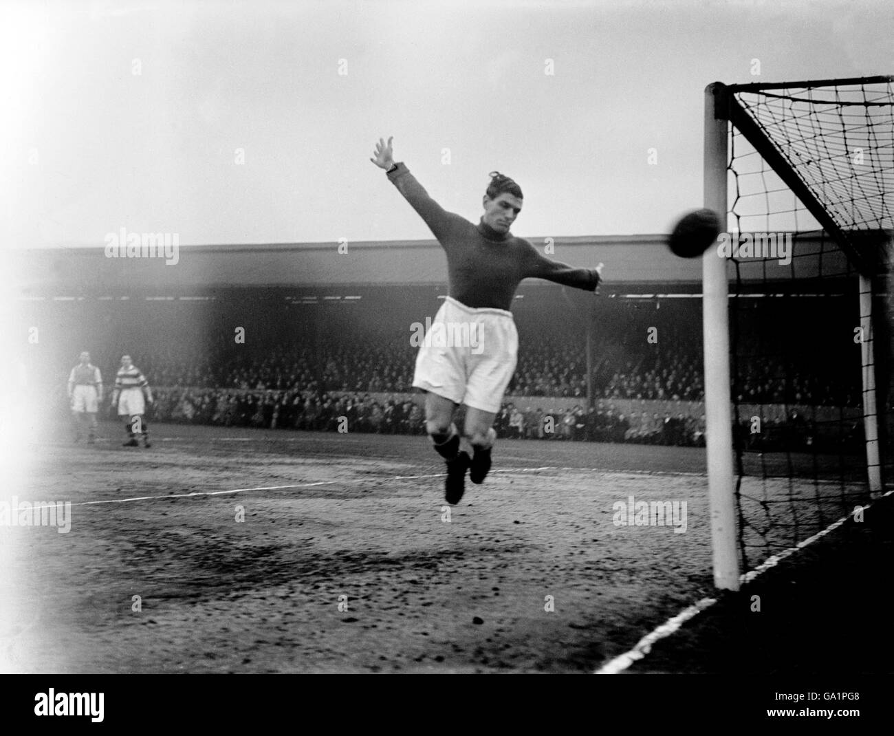 Football - Ligue de football Division 2 - Queens Park Rangers v Coventry City.Reg Allen, gardien de but des Queens Park Rangers, laisse un coup de feu voler au-delà du poteau Banque D'Images