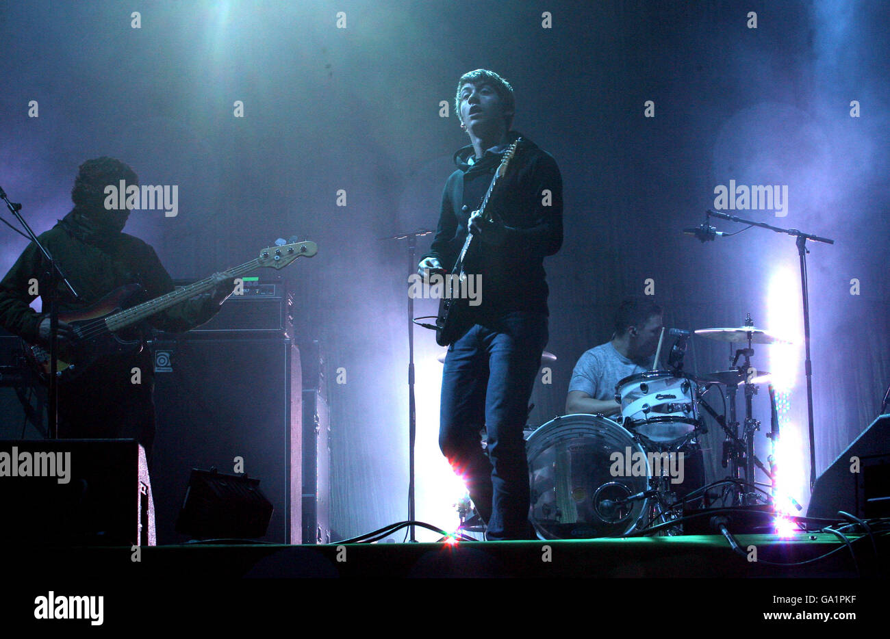 Le Arctic Monkeys effectuer sur la pyramide la scène du festival de Glastonbury en 2007 à la ferme digne dans Pilton, Somerset. ASSOCIATION DE PRESSE Photo, Vendredi 22 Juin, 2007. Le festival dure 27 ans et est maintenant le plus grand festival de musique en Europe. Crédit photo doit se lire : Anthony Devlin/PA Banque D'Images Le Arctic Monkeys effectuer sur la pyramide la scène du festival de Glastonbury en 2007 à la ferme digne dans Pilton, Somerset. ASSOCIATION DE PRESSE Photo, Vendredi 22 Juin, 2007. Le festival dure 27 ans et est maintenant le plus grand festival de musique en Europe. Crédit photo doit se lire : Anthony Devlin/PA Banque D'Images