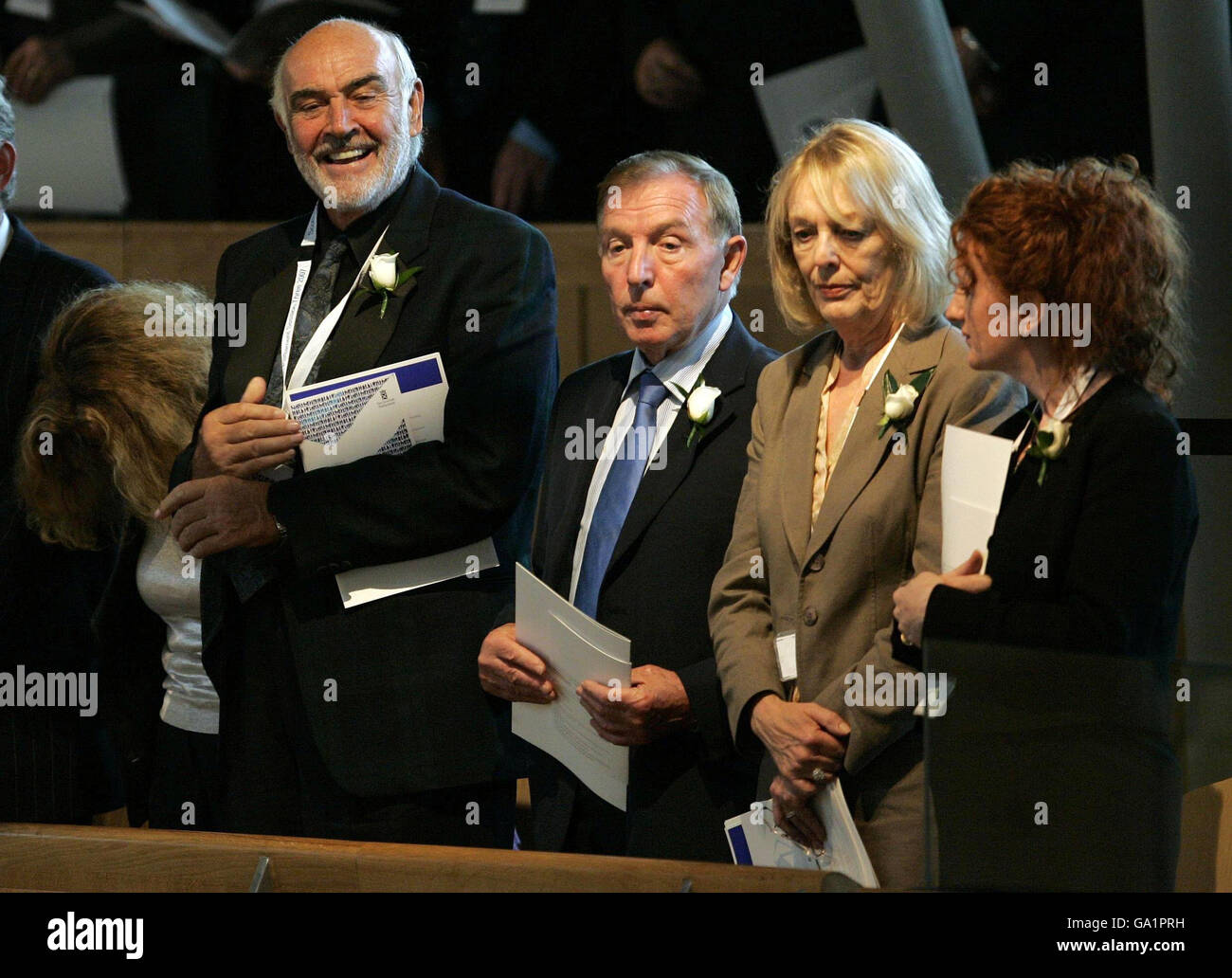 Sir Sean Connery, Lady Connery (à gauche) et Sir Tom Farmer (au centre) se pencheront lors de l'ouverture cérémonielle du Parlement écossais, à Édimbourg. Banque D'Images