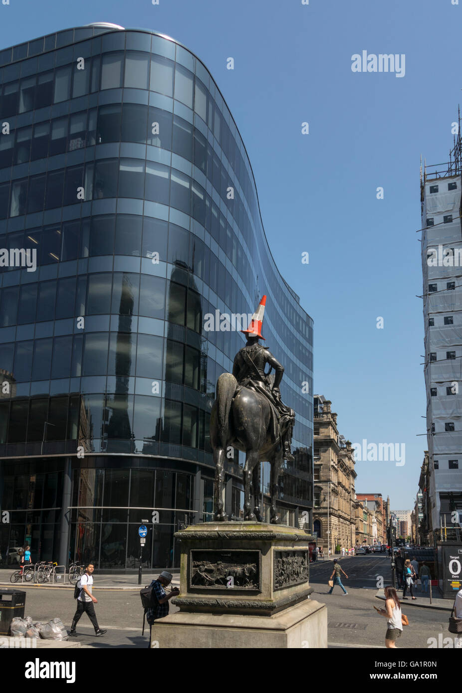 Statue du duc de Wellington avec cône de circulation sur la tête,et vue vers le bas Ingram Street, Glasgow, Scotland, UK, Banque D'Images