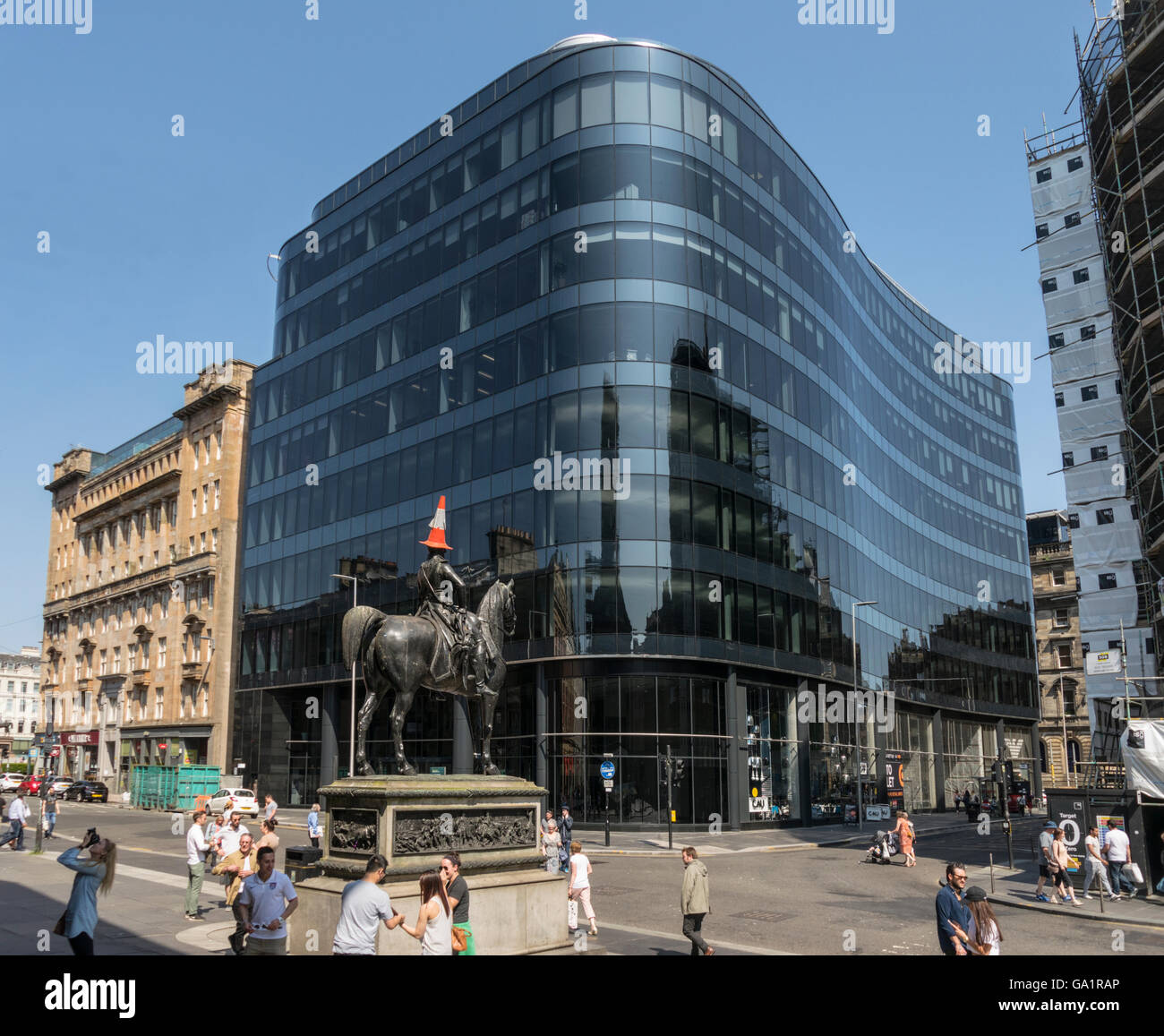 Statue du duc de Wellington avec circulation cône sur la tête, contre l'immeuble de bureaux moderne, Glasgow, Écosse, Royaume-Uni, Banque D'Images