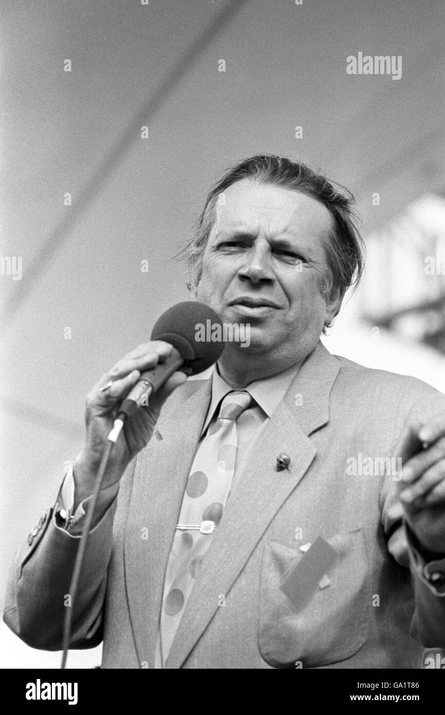 Le chanteur de jazz george Melly sur scène au six-day Capital Radio Jazz Festival au palais Alexander dans le nord de Londres Banque D'Images