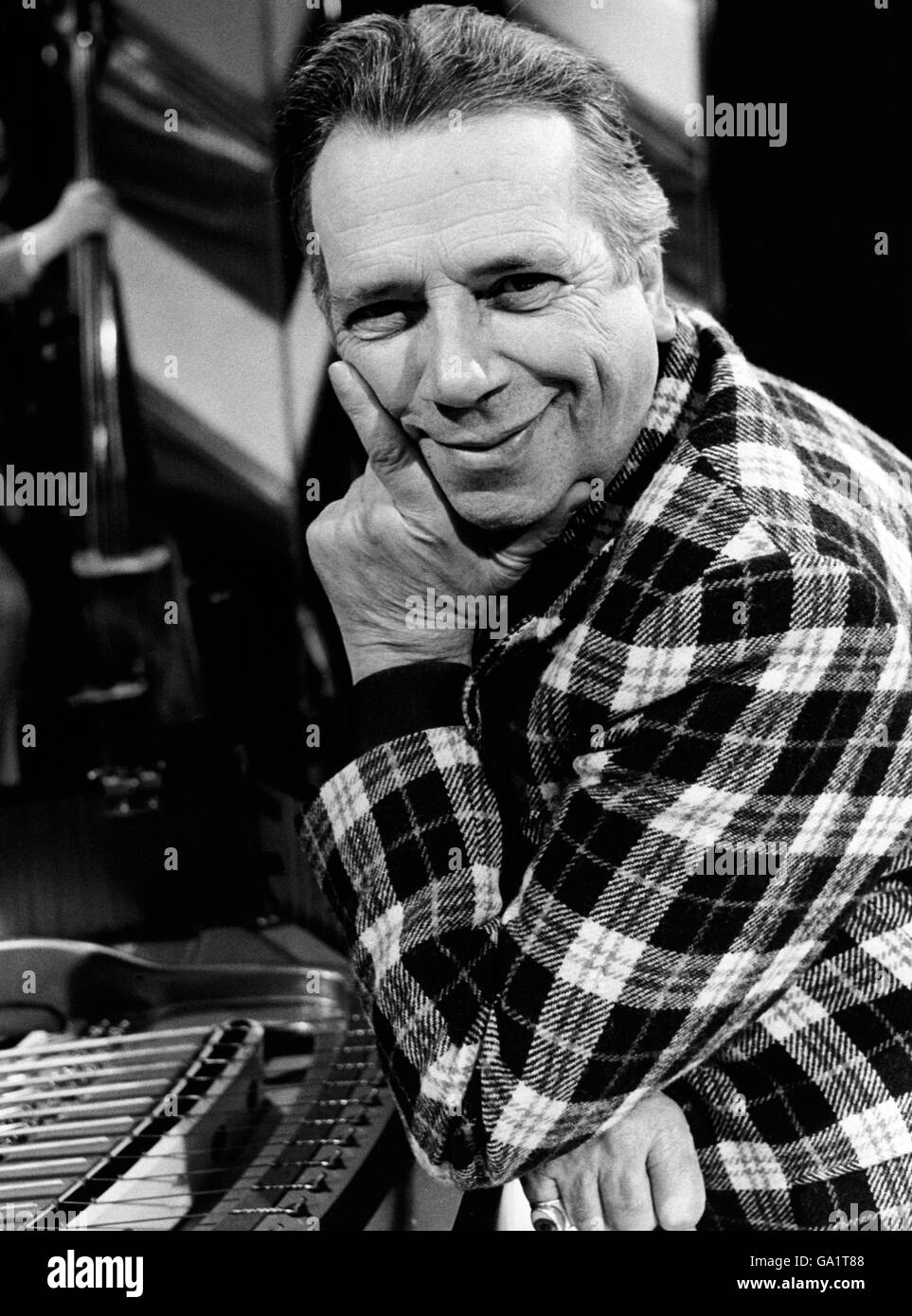 George Melly, 61 ans, chanteur de jazz né à Liverpool, qui rejoint la fête du samedi soir de Yorkshire TV à 19h00, « The Birthday Show », célèbre l'anniversaire d'une chanson dont le titre est le plus inhabituel : « il s'agit de gelée, « cause Jam Don't shake as that » Banque D'Images