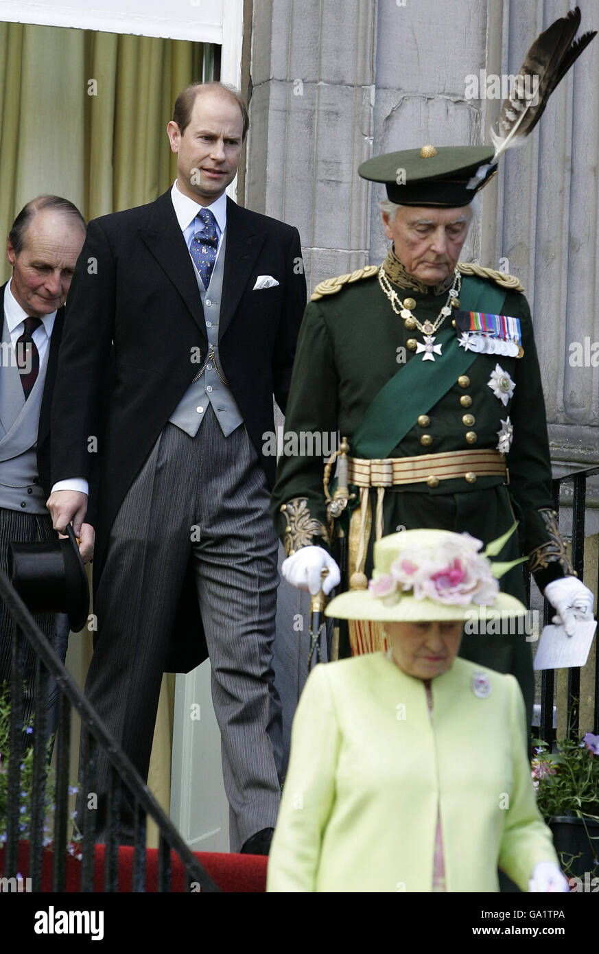 Le Prince Edward de Grande Bretagne en haut et la reine Elizabeth II lors d une Garden Party tenue au Palais de Holyroodhouse Edimbourg Photo Stock Alamy