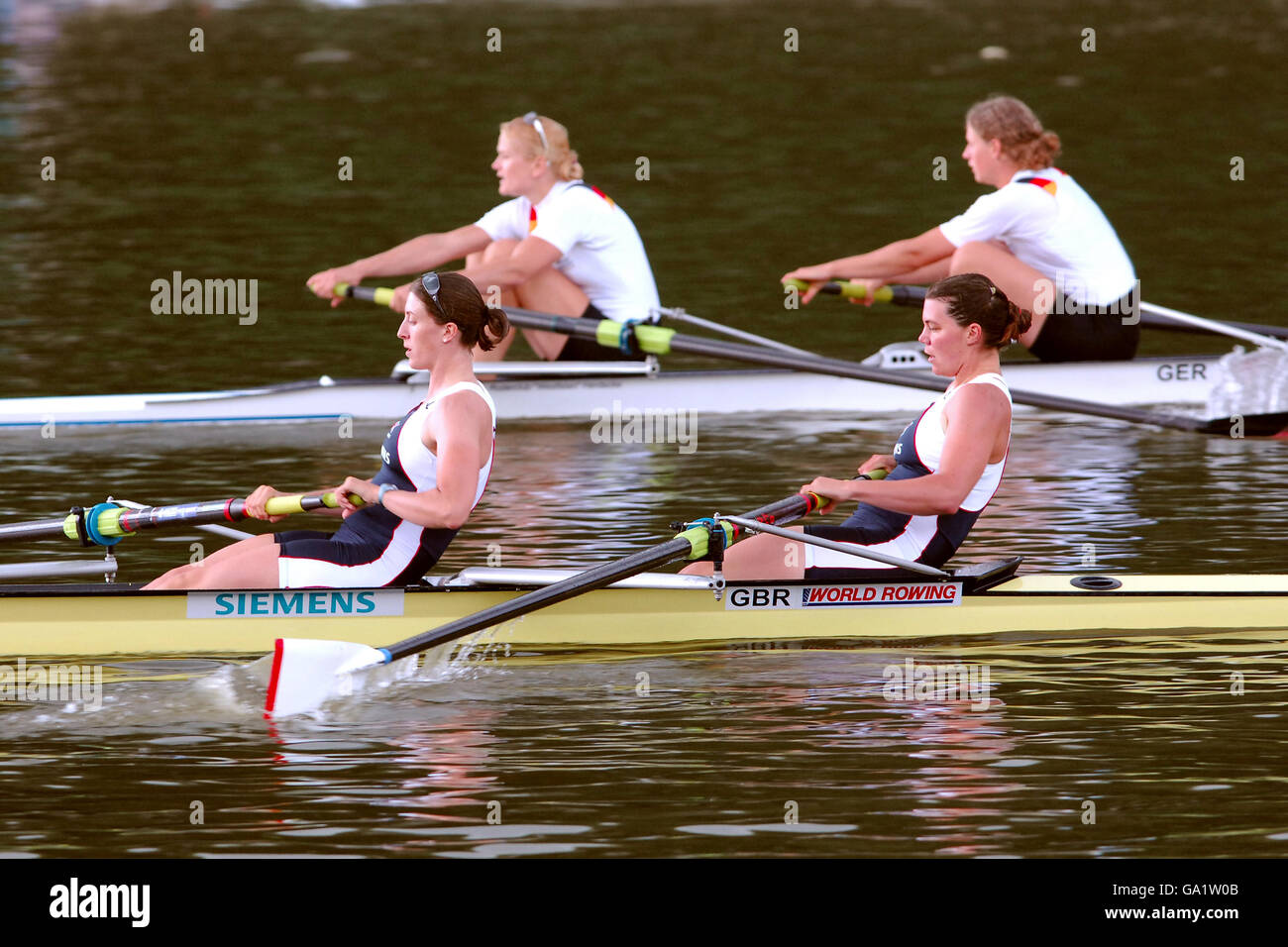 Alison Knowles (à droite) et Natasha Howard, de Grande-Bretagne, se disputent les paires de femmes - Repechage 1 lors de l'événement 3 de la coupe du monde d'aviron à Bosbaan, Hollande. Banque D'Images