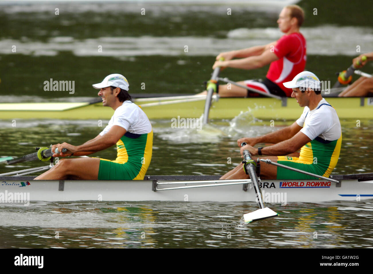 Anderson Nocetti (à droite) et Allan Bitencourt, du Brésil, participent à la compétition des paires de hommes - Repechage 1 lors de l'événement 4 de la coupe du monde d'aviron à Bosbaan, aux pays-Bas. Banque D'Images