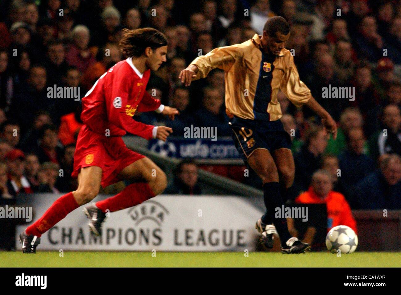 Le Rivaldo (r) de Barcelone est fermé par le Patrik Berger de Liverpool (l) Banque D'Images