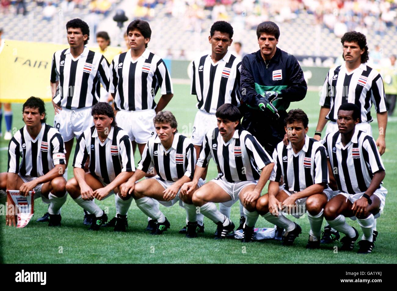 Football - coupe du monde Italia 90 - Groupe C - Brésil contre Costa Rica.Groupe d'équipe du Costa Rica, y compris le gardien de but Luis Gabelo Conejo (4e rangée supérieure gauche). Banque D'Images