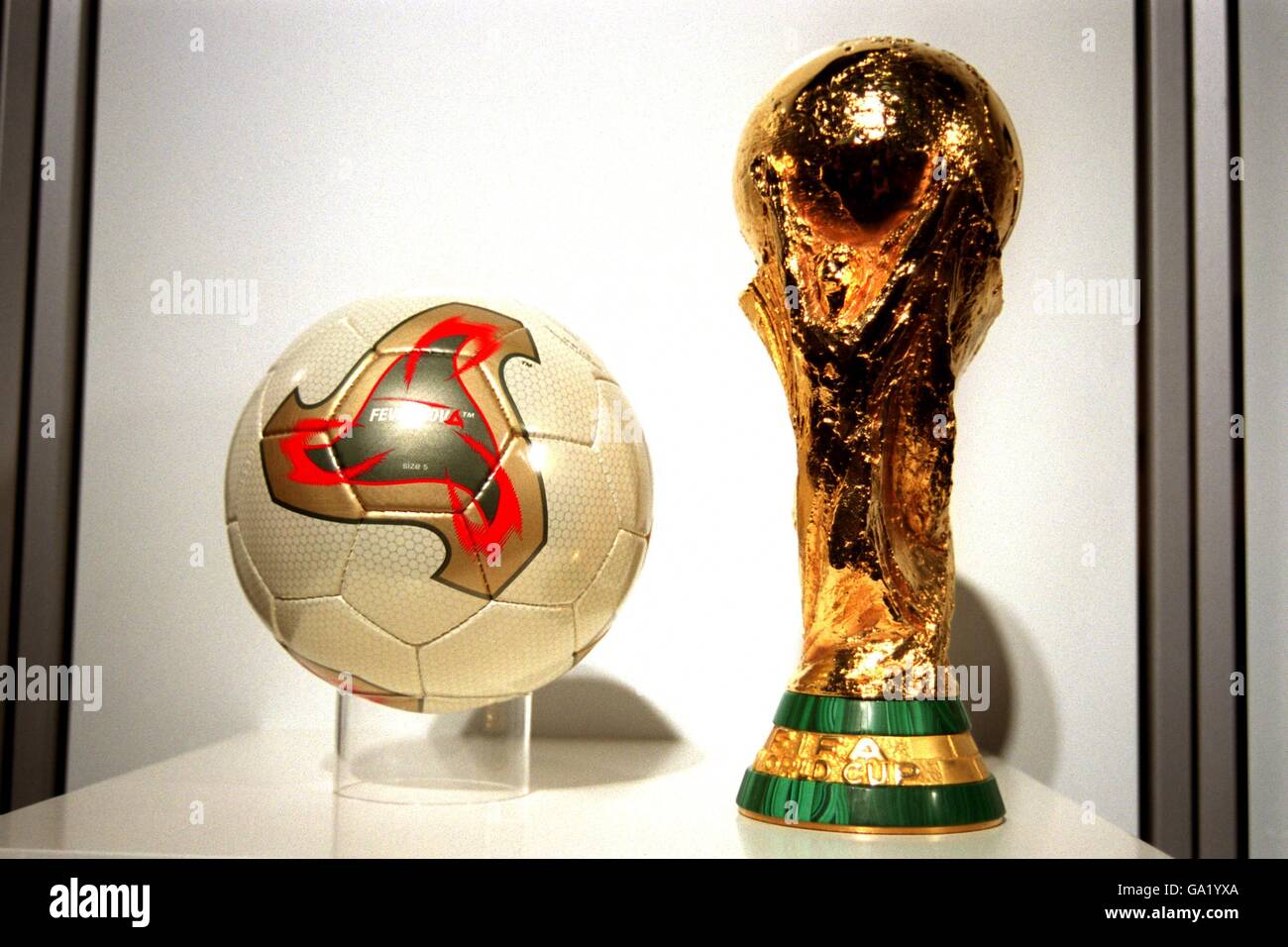 Le ballon Fevernova Adidas, le ballon officiel de la coupe du monde de la  FIFA Corée/Japon 2002 Photo Stock - Alamy