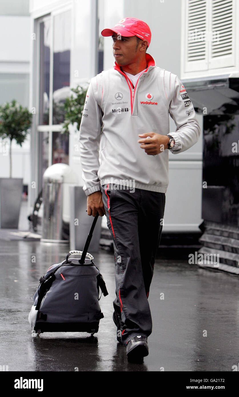 Lewis Hamilton, en Grande-Bretagne, arrive sur le circuit avant la séance d'entraînement pour le Grand Prix européen de Formule 1 à Nurburgring, en Allemagne. Banque D'Images