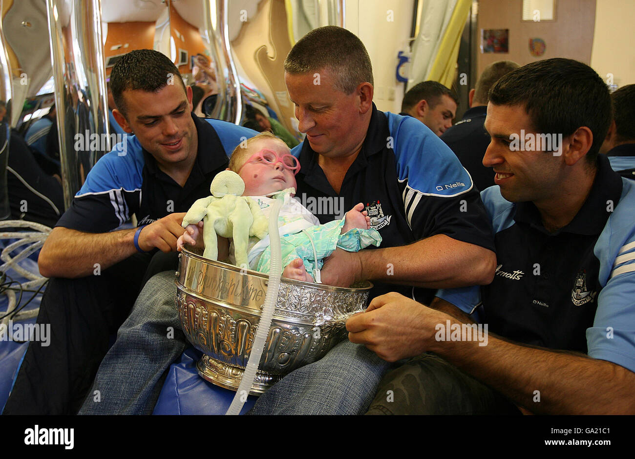 Hannah Sneyd, 20 mois, avec la coupe Leinster au Our Lady's Children's Hospital de Cumlin lors d'une visite de l'équipe de football de Dublin. Banque D'Images