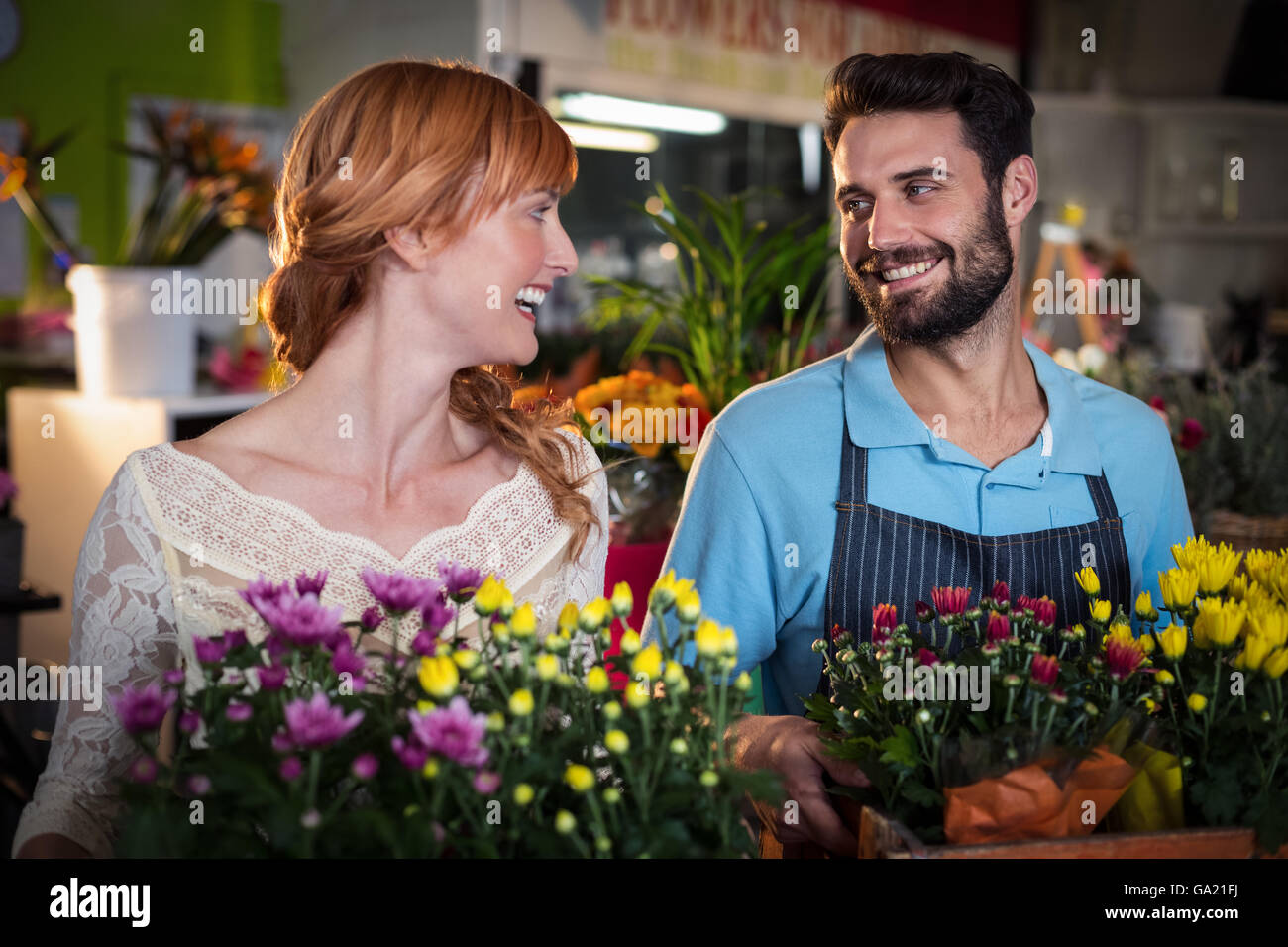 Couple holding caisse de fleurs'' Banque D'Images