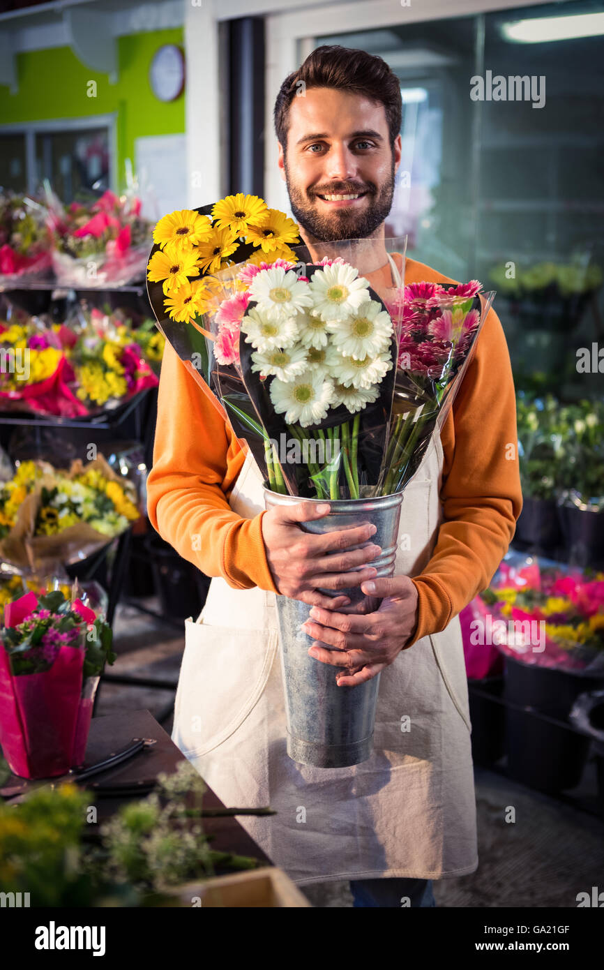 Male florist holding bouquet de fleurs flower shop Banque D'Images