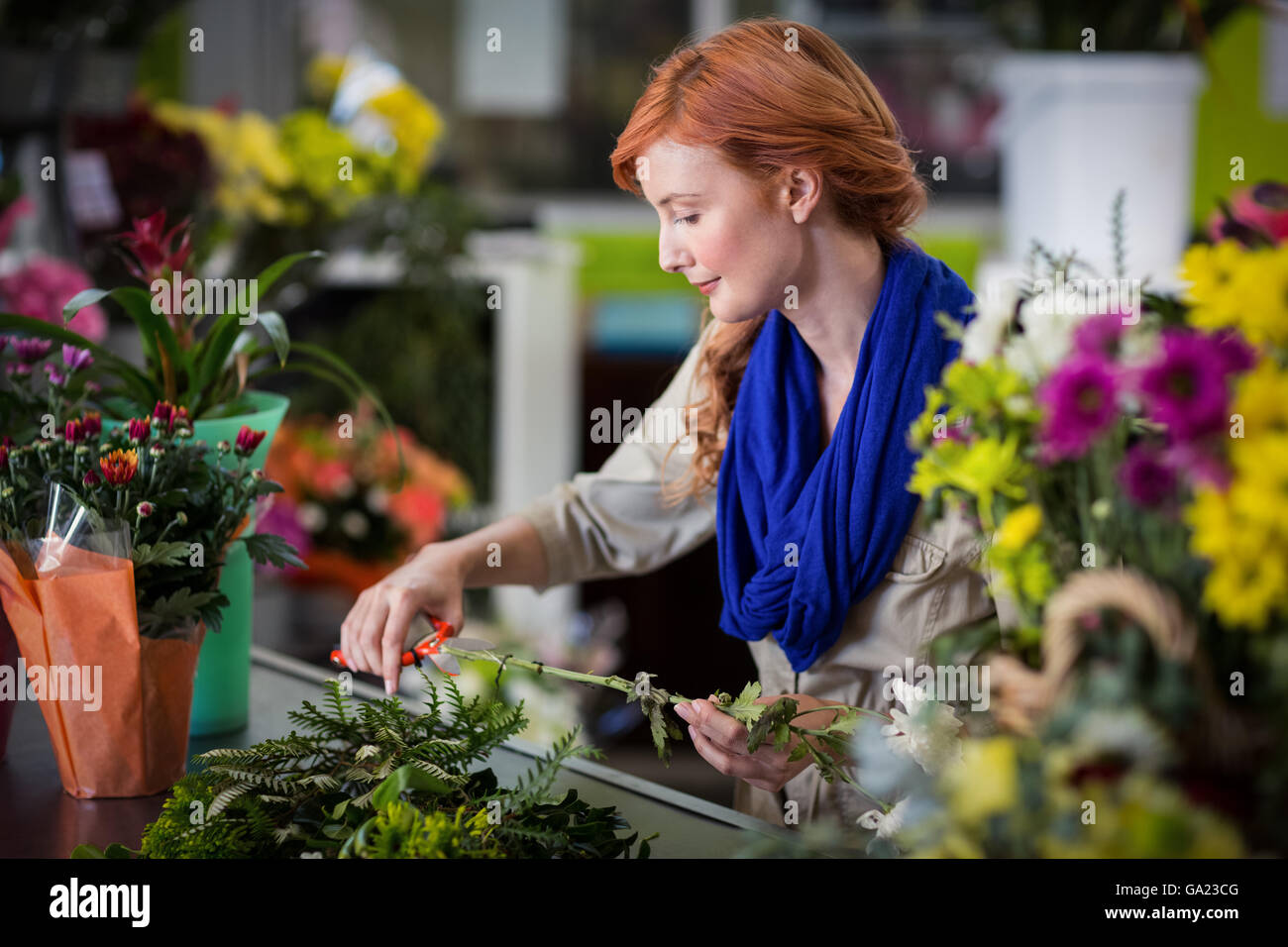 Fleuriste femme tige florale de fraisage Banque D'Images