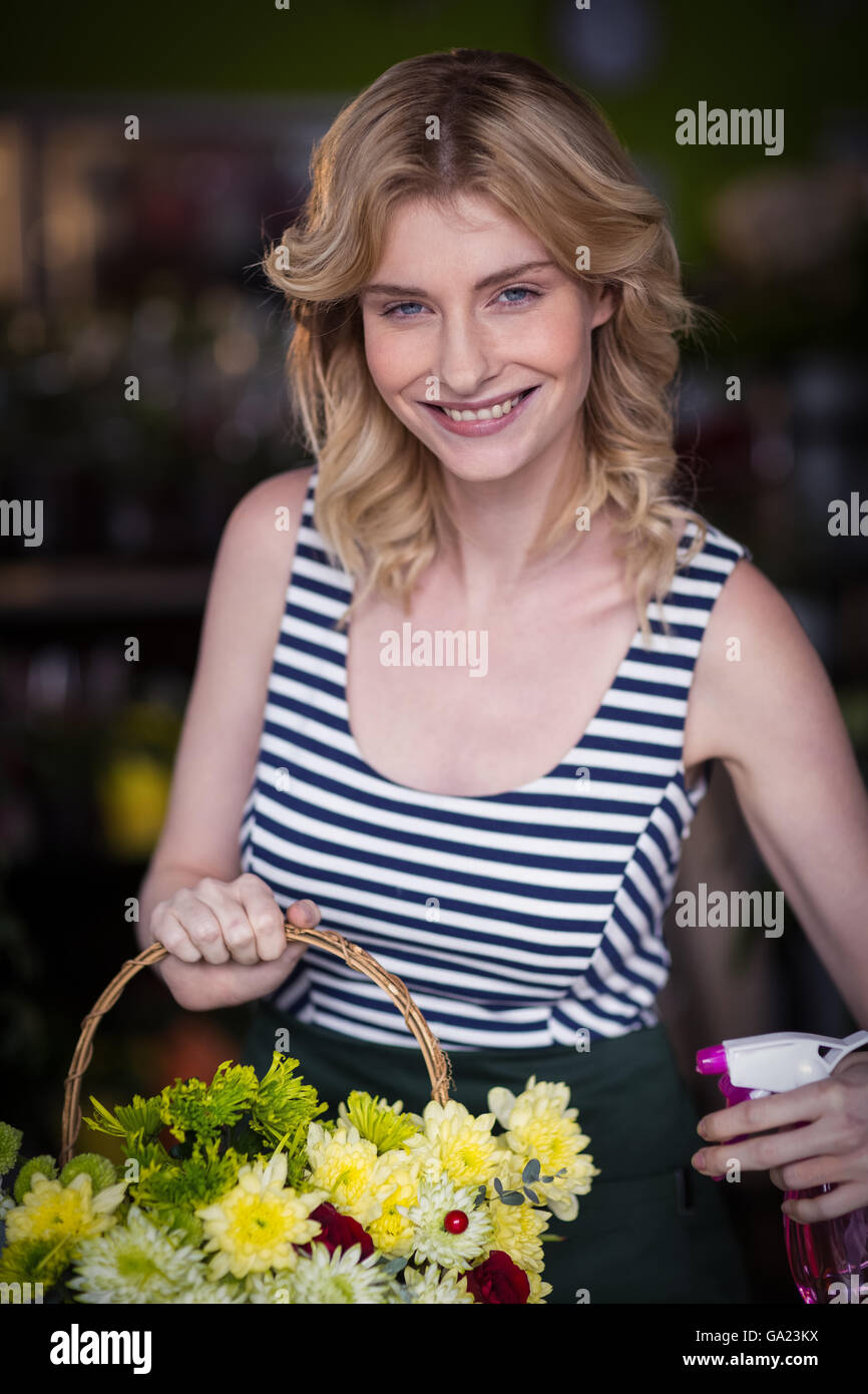 Les fleuristes, pulvériser de l'eau sur les fleurs dans le magasin de fleurs Banque D'Images