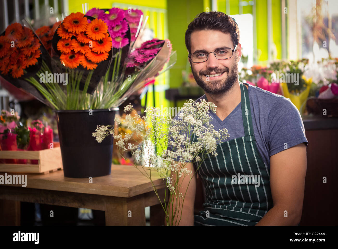 Male florist à son magasin de fleur Banque D'Images