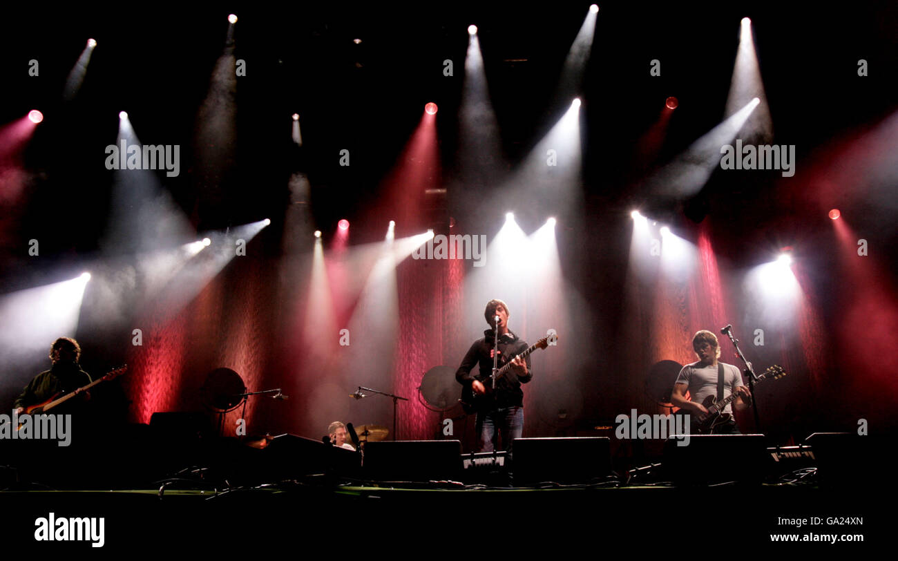 Les Arctic Monkeys se sont produits sur la scène de la Pyramide au Glastonbury Festival de 2007 à la ferme digne de Pilton, dans le Somerset. Banque D'Images Les Arctic Monkeys se sont produits sur la scène de la Pyramide au Glastonbury Festival de 2007 à la ferme digne de Pilton, dans le Somerset. Banque D'Images
