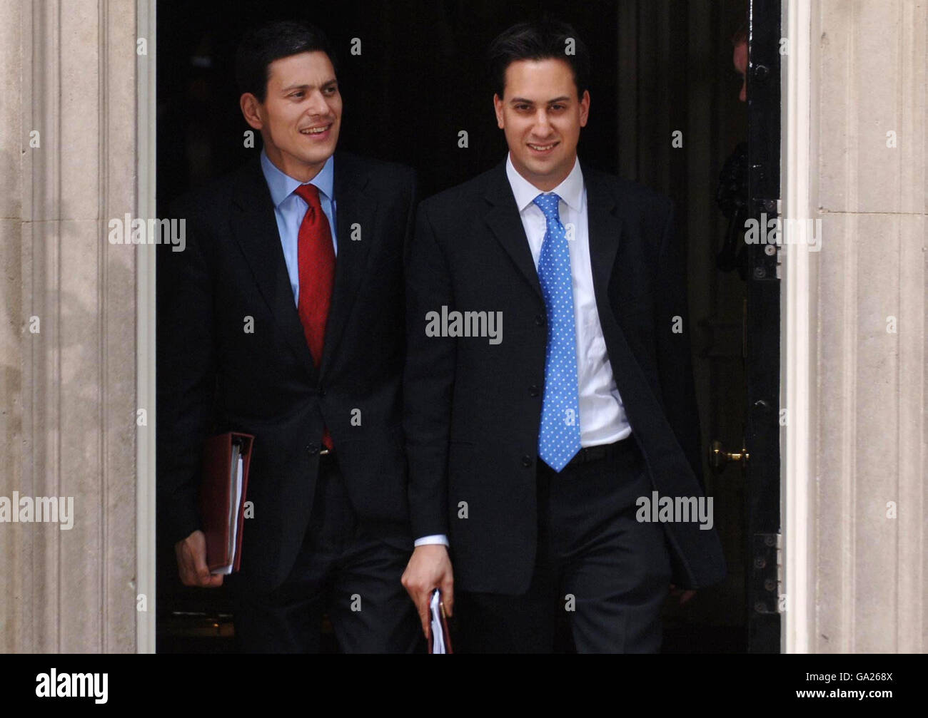 Le nouveau secrétaire aux Affaires étrangères David Miliband (à gauche) et son frère, le secrétaire du Cabinet Ed Miliband, quittent le 10 Downing Street, Londres, après leur première réunion du Cabinet avec le Premier ministre Gordon Brown. Banque D'Images