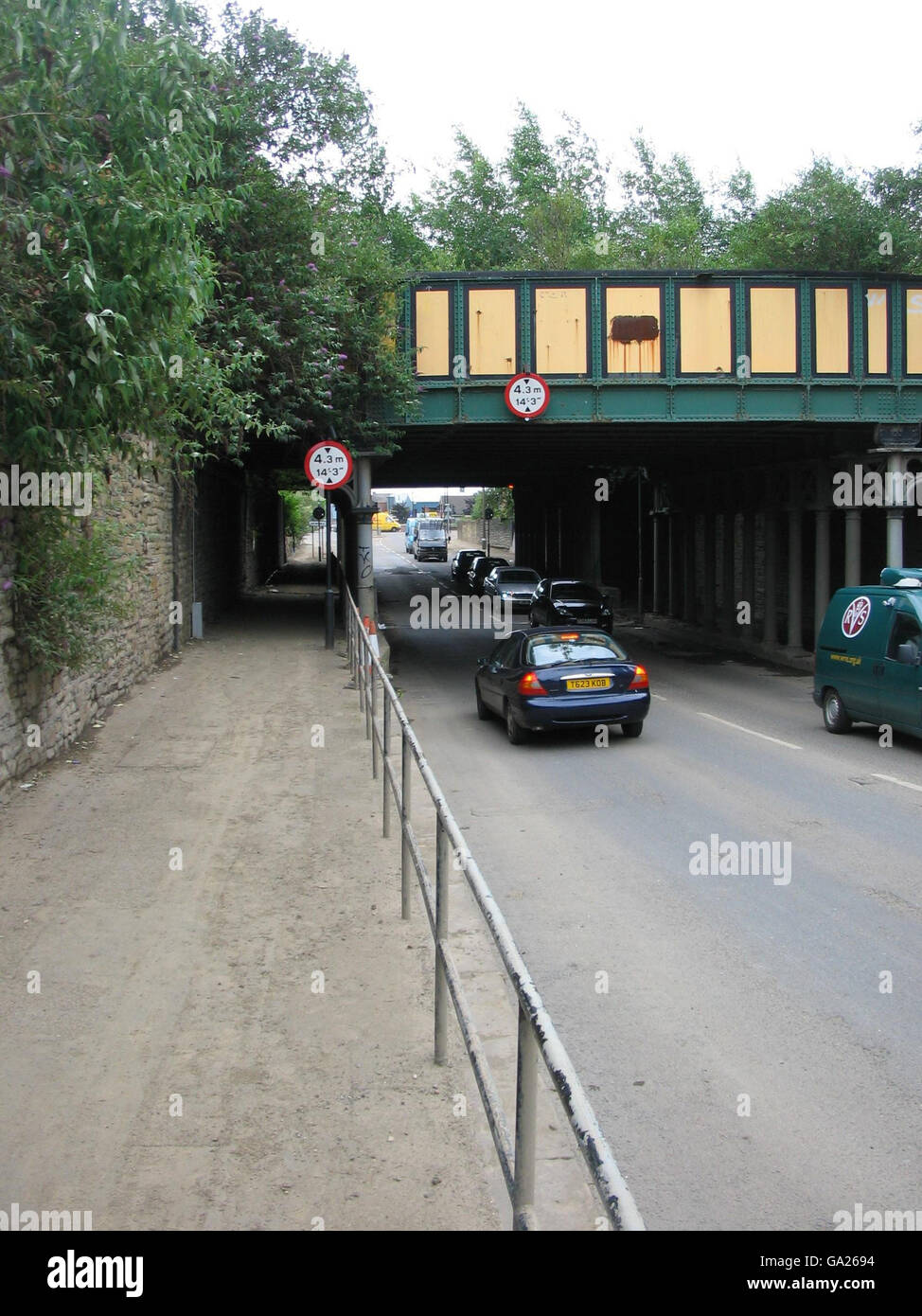 Le GV du pont ferroviaire de Newhart Road, Sheffield, où un héros mystère, comparé à Superman par la police, a tenté en vain de sauver Peter Harding, 68 ans, des eaux de crue qui font rage lundi. Banque D'Images