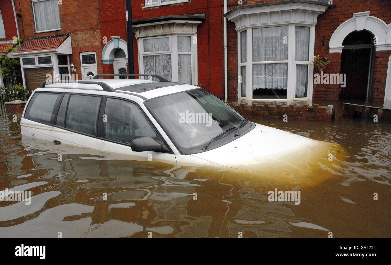 Une voiture reste submergée dans les eaux d'inondation dans la rue principale de Toll Bar près de Doncaster aujourd'hui. Banque D'Images