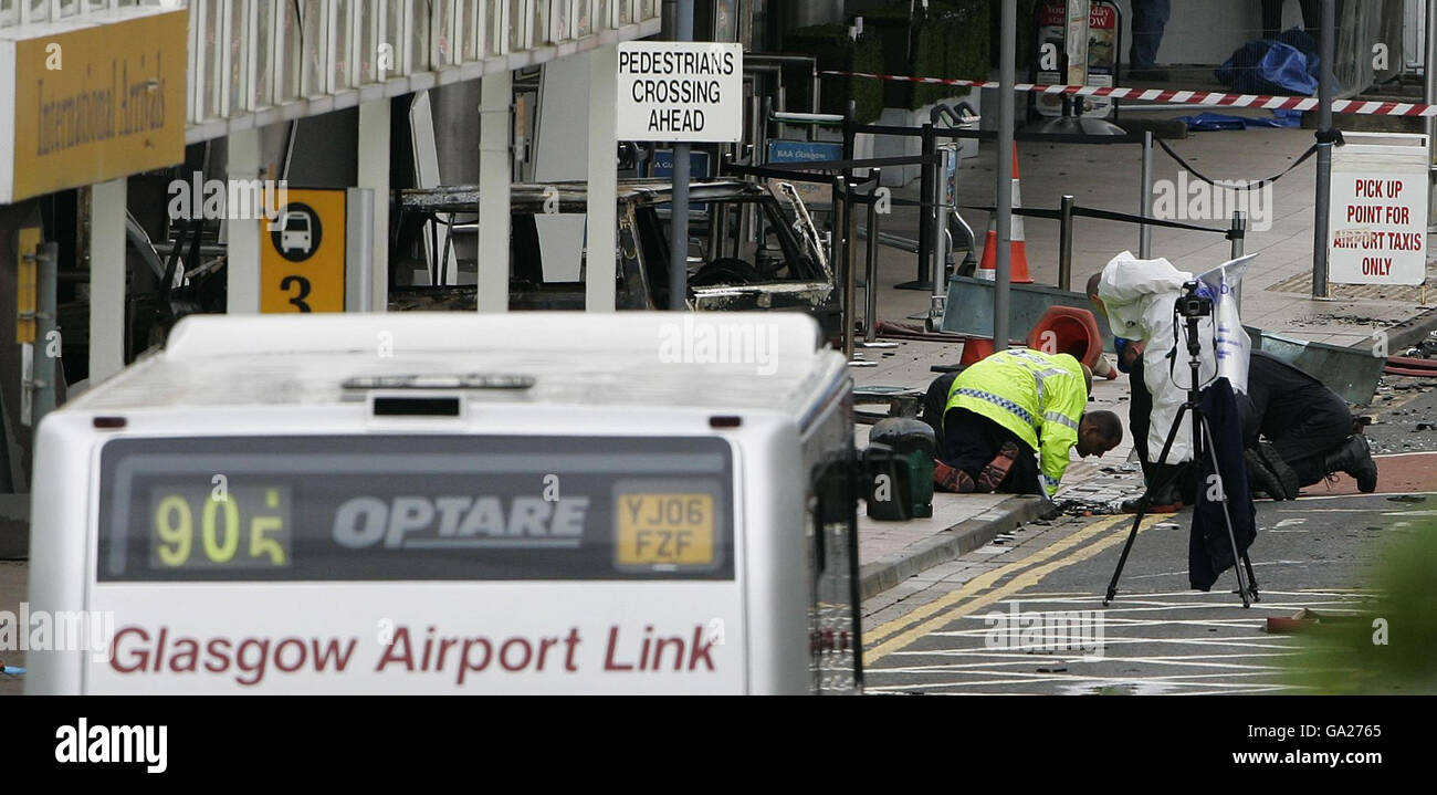 Des policiers judiciaires à l'aéroport de Glasgow ce matin à la suite d'une attaque dramatique contre le terminal hier. Banque D'Images