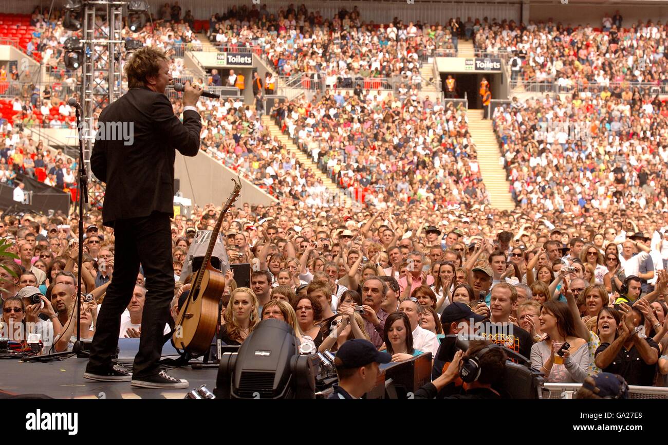 DURAN Duran se produit lors du concert de charité en mémoire de Diana, princesse de Galles, à l'occasion de ce qui aurait été son 46e anniversaire au stade Wembley, Londres. Banque D'Images