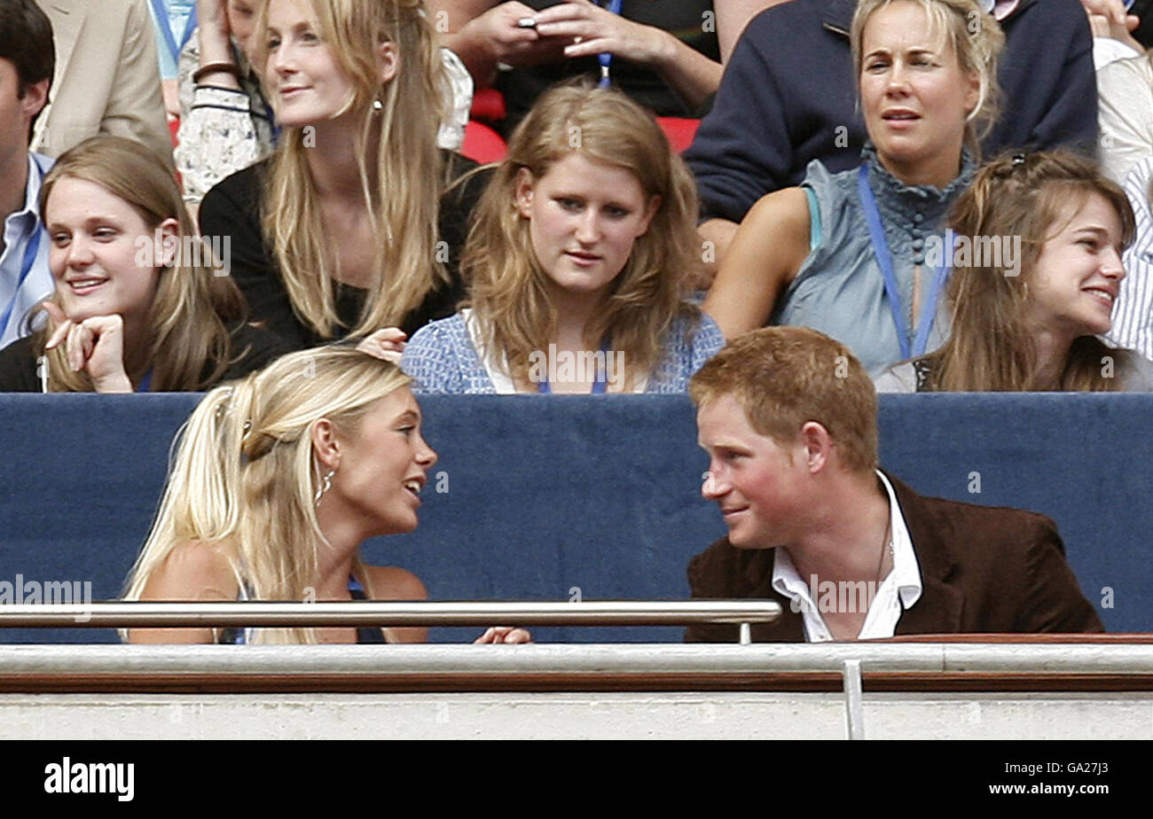 Le prince Harry de Grande-Bretagne parle à sa petite amie Chelsy Davy au stade Wembley, dans le nord-ouest de Londres, lors du concert pop d'aujourd'hui, avec des stars à la mémoire de Diana, princesse de Galles. Banque D'Images