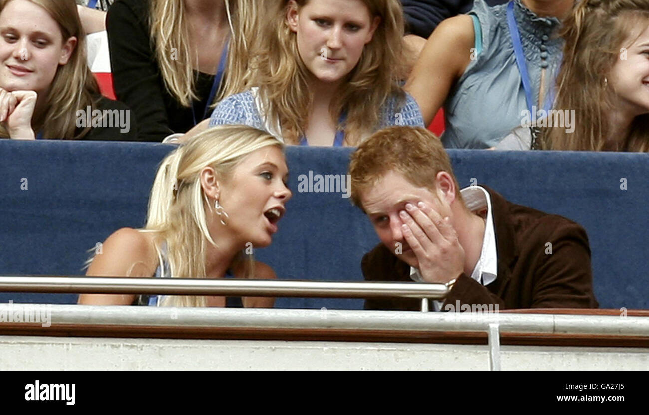 Le prince Harry de Grande-Bretagne parle à sa petite amie Chelsy Davy au stade Wembley, dans le nord-ouest de Londres, lors du concert pop d'aujourd'hui, avec des stars à la mémoire de Diana, princesse de Galles. Banque D'Images