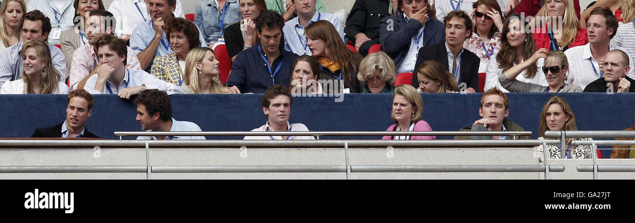 Le Prince William de Grande-Bretagne (à gauche, première rangée) se trouve à une petite distance de son ancienne petite amie Kate Middleton (deuxième rangée à gauche, deuxième rangée à l'arrière) au stade Wembley, au nord-ouest de Londres, lors du concert pop d'aujourd'hui à la mémoire de Diana, princesse de Galles. Banque D'Images