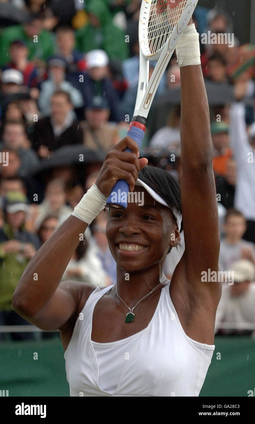 Venus Williams aux États-Unis célèbre sa victoire contre Akiko Morigami au Japon lors du Championnat d'Angleterre de tennis sur gazon à Wimbledon. Banque D'Images