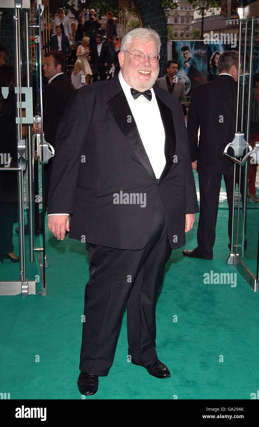 Richard Griffiths arrive pour la première britannique de Harry Potter et l'ordre du Phoenix à l'Odeon Leicester Square, dans le centre de Londres. Banque D'Images