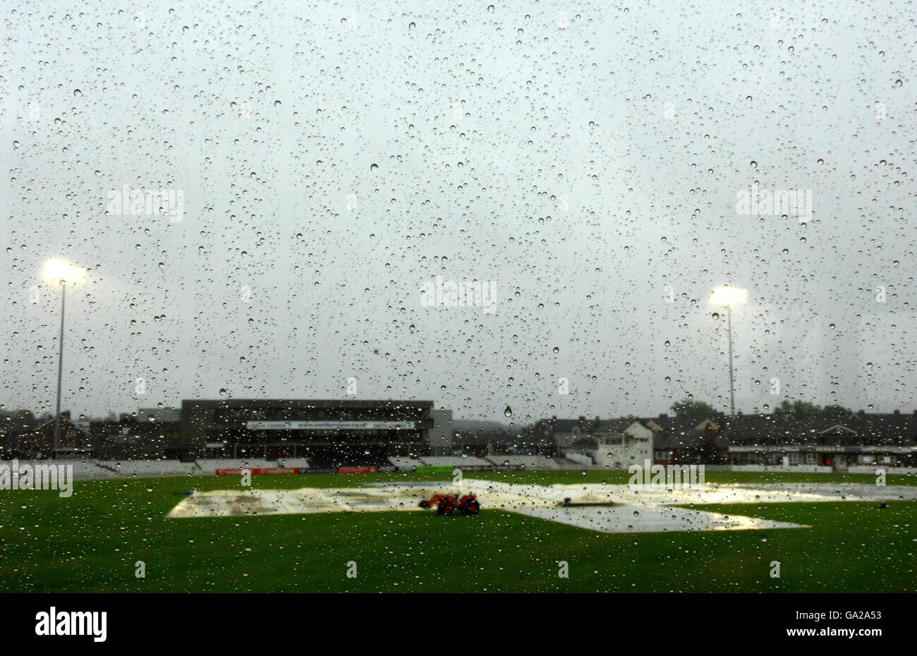 Cricket - Twenty20 Cup - North Division - Derbyshire / Lancashire - terrain de comté.Le match de Derbyshire est retardé en raison de la pluie pendant le match de la coupe Twenty20 de la Division Nord au County Ground, Derby. Banque D'Images