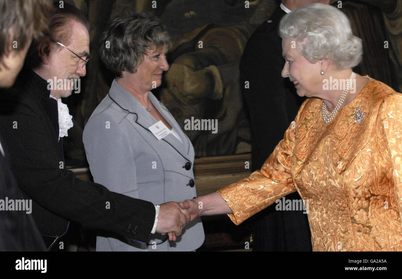 La Reine secoue la main de l'acteur Brian Cox lors d'une réception, pour ceux qui ont apporté une contribution importante à la vie écossaise, au Palais de Holyroodhouse. Banque D'Images