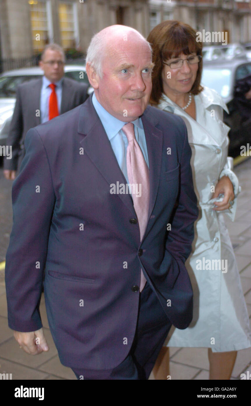 Le député John Reid arrive avec son épouse Carine Adler à la fête d'été Spectator dans le centre de Londres. Banque D'Images