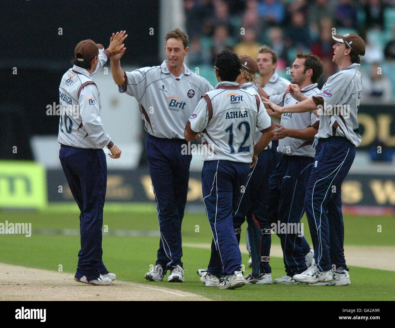 Cricket - Twenty20 Cup 2007 - Division Sud - Surrey Brown Caps v Sussex Sharks - The Brit Oval.Matthew Nicholson, de Surrey Brown Caps, célèbre le premier match de cricket Banque D'Images