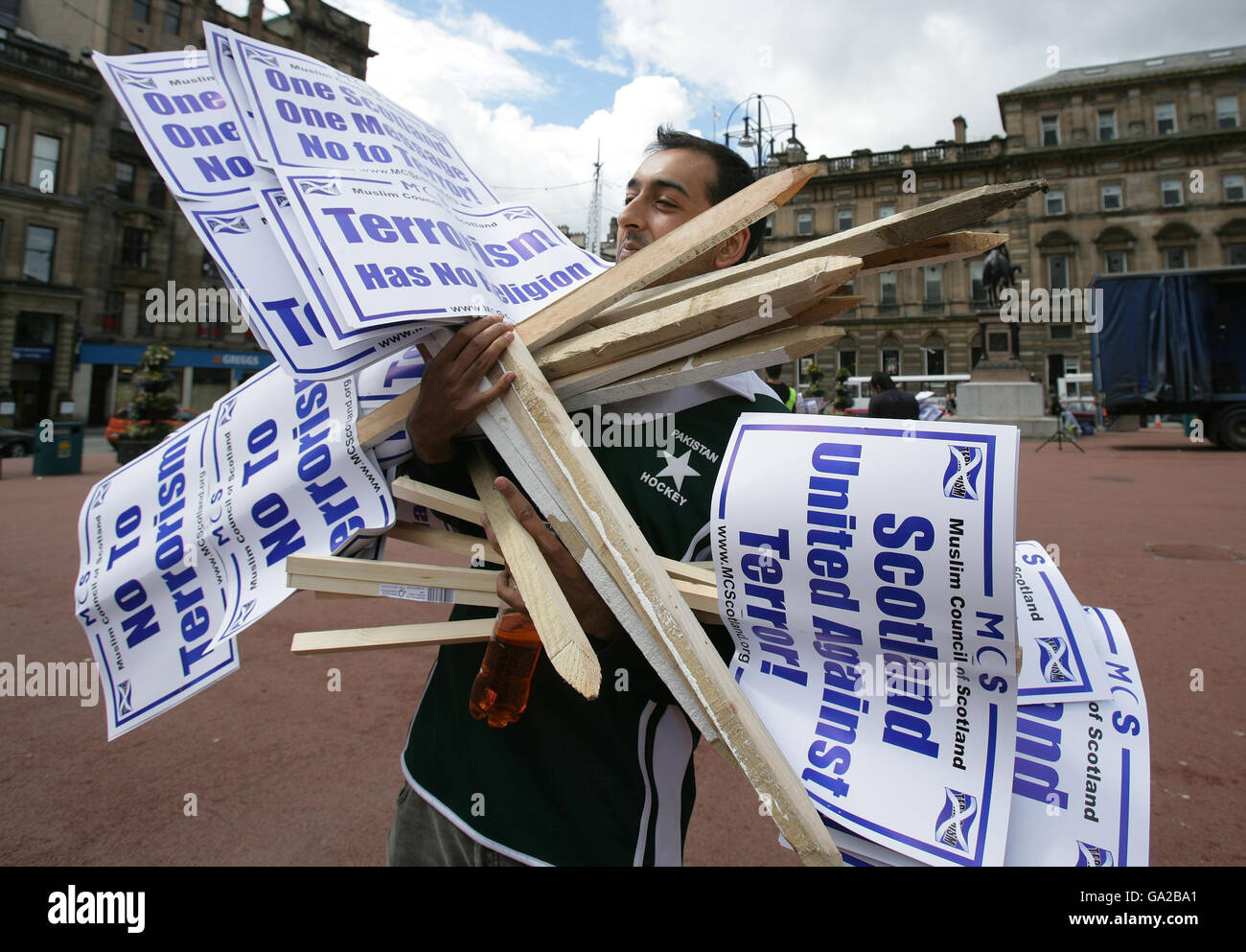 Un manifestant porte des pancartes pour le rassemblement Scotland United contre Terror à Glasgow. Banque D'Images