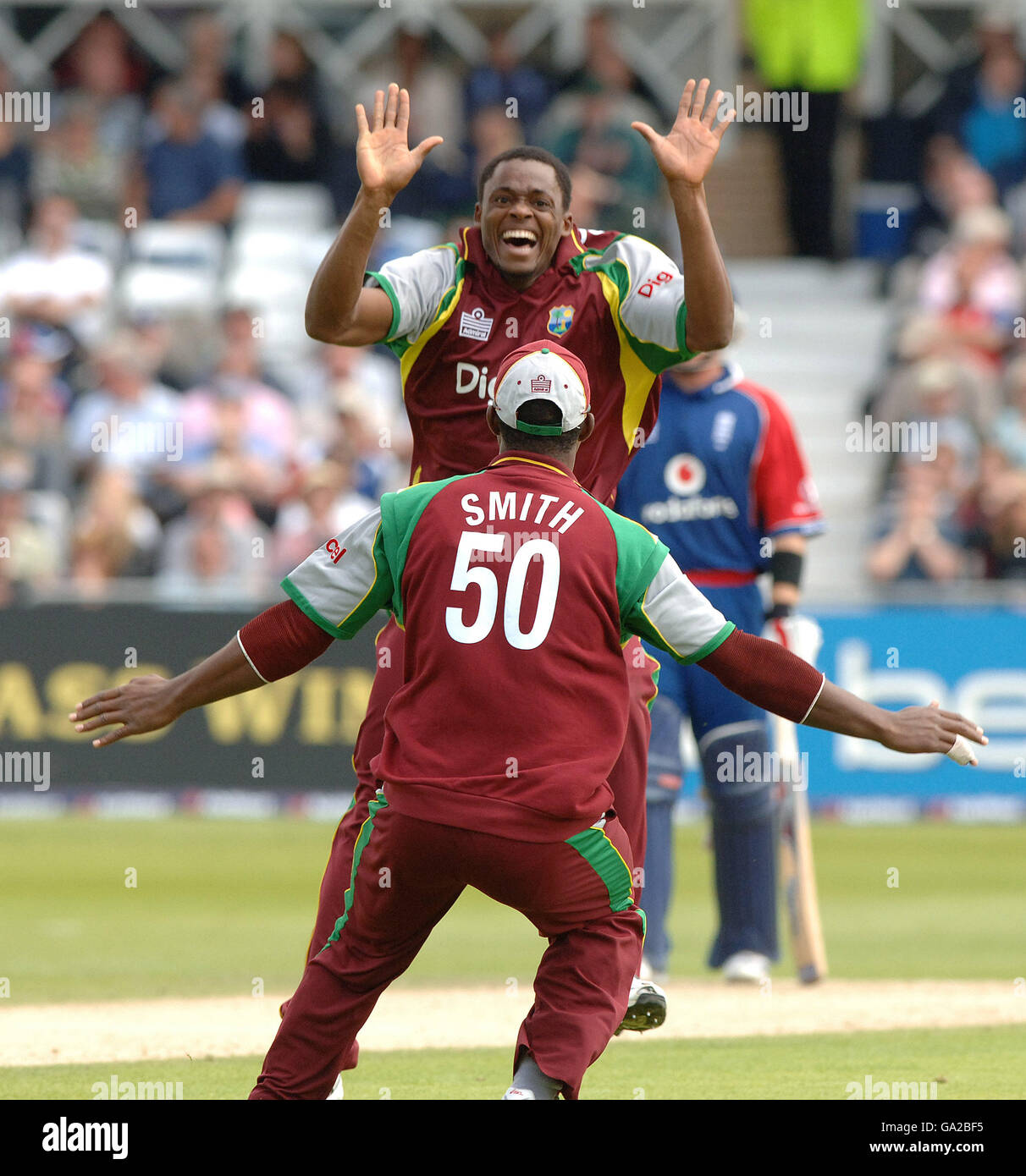 Cricket - NatWest One Day International Series - Angleterre contre West Indies - Trent Bridge.Daren Powell des Antilles célèbre le cricket de Kevin Pietersen en Angleterre Banque D'Images