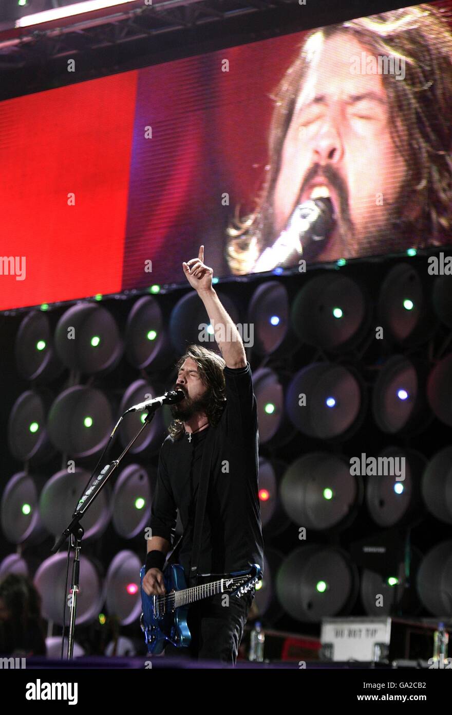 Dave Grohl sur scène pendant la représentation des Foo Fighters au concert de charité au stade Wembley, Londres. Banque D'Images