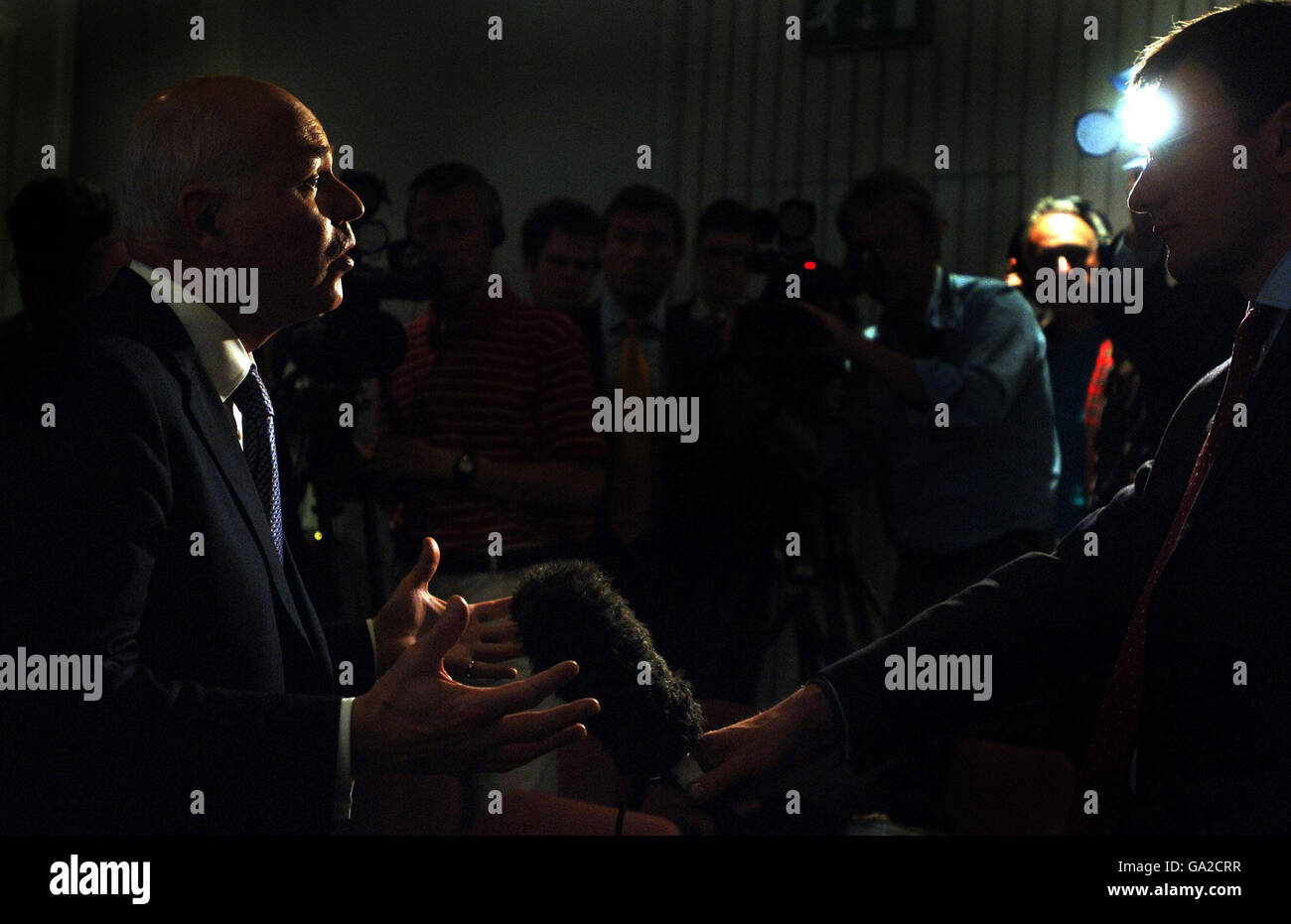 Iain Duncan-Smith (à gauche), président du groupe conservateur de politique de justice sociale, présente son rapport Breakthrough Britain, lors d'un point de presse à Westminster, Londres. Banque D'Images