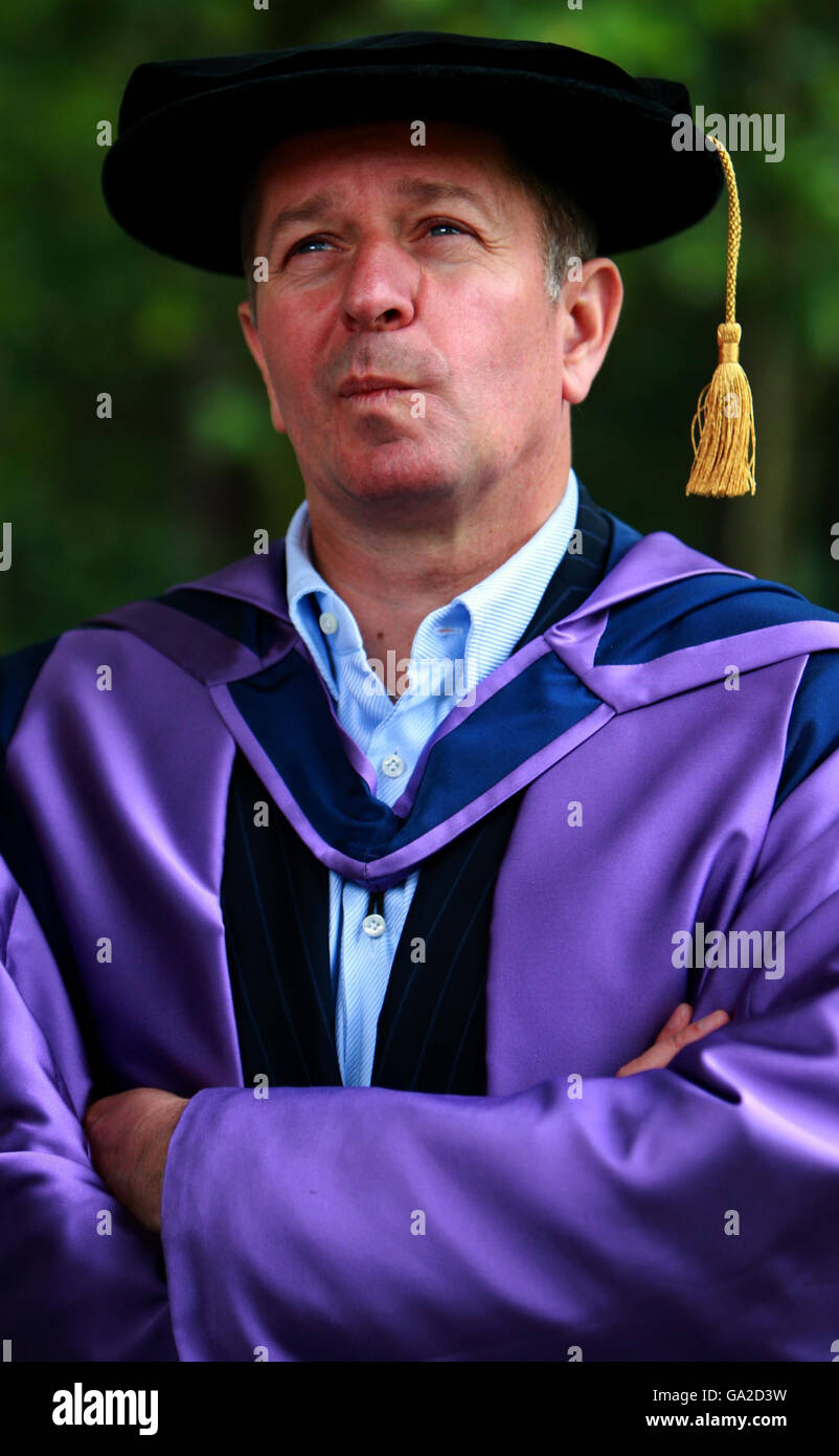 Ancien pilote de course de F1 et expert en sports automobiles ITV, Martin Brundle, avant de recevoir son diplôme honorifique, de l'Université East Anglia, à Norwich, Norfolk. Banque D'Images