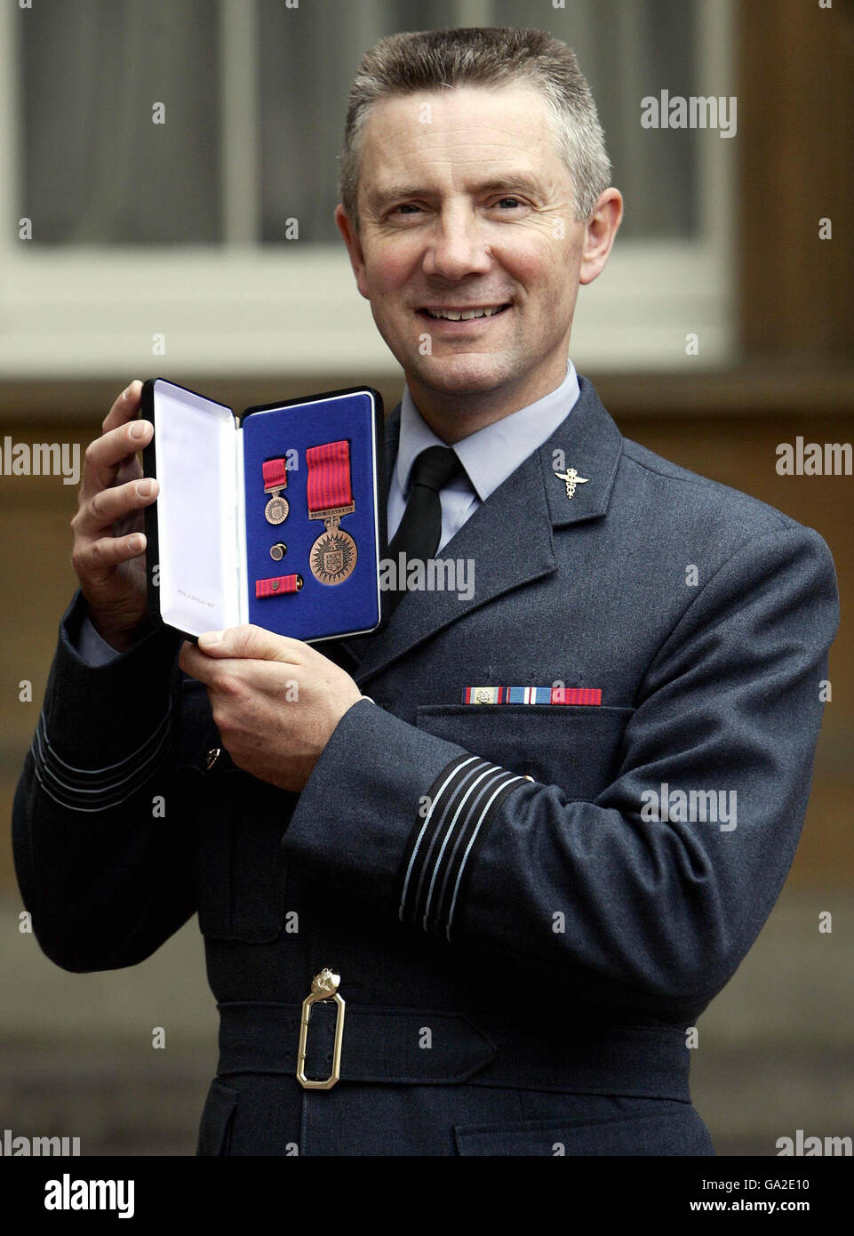 Le commandant de l'aile Craig Staniforth et sa Médaille de la bravoure australienne pour services après les attentats à la bombe de Londres le 7 juillet 2005, à Buckingham Palace, Londres. Banque D'Images