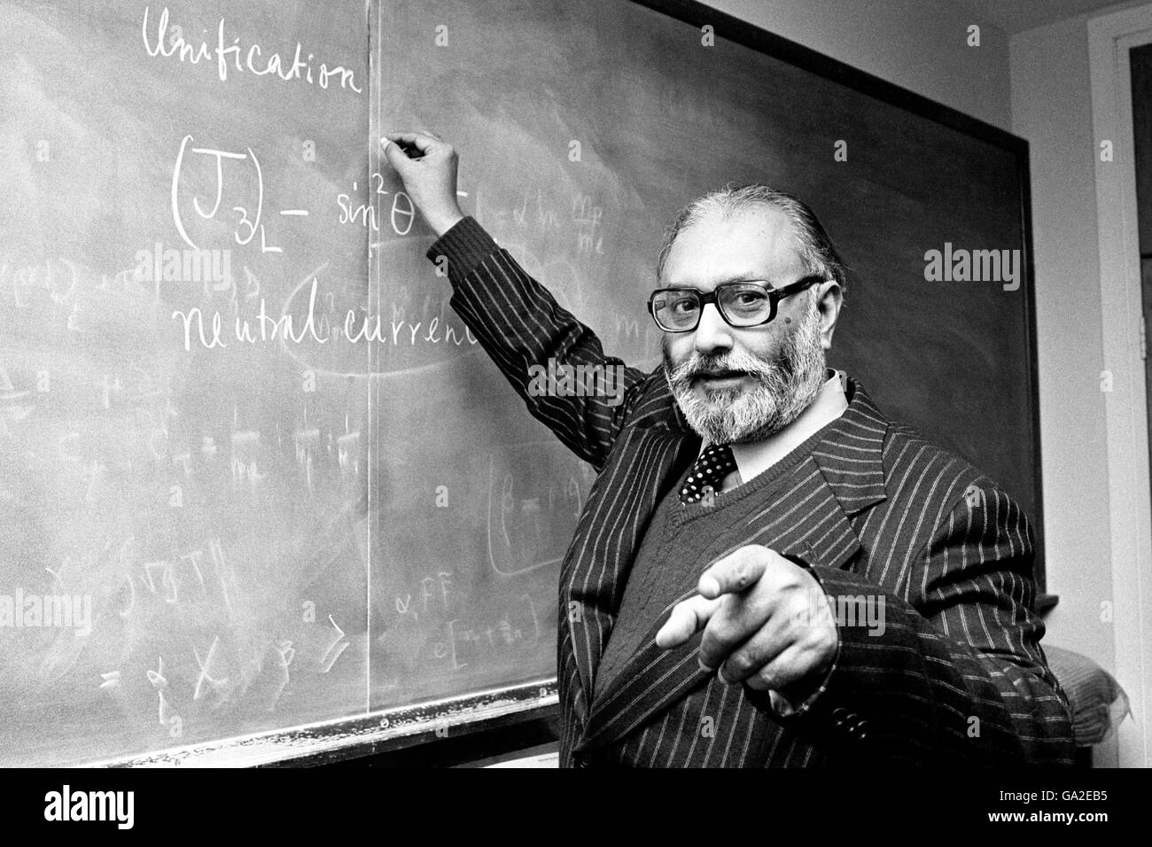 Professeur Abdus Salam au Collège Impérial de Londres après avoir entendu qu'il avait reçu le prix Nobel de physique avec deux autres scientifiques.Le professeur Salam, 53 ans, a remporté le prix pour son travail dans le développement de la formule pour réunir les forces faibles et électro-magnétiques dans l'atome - un exploit même pas vu par Einstein. Banque D'Images