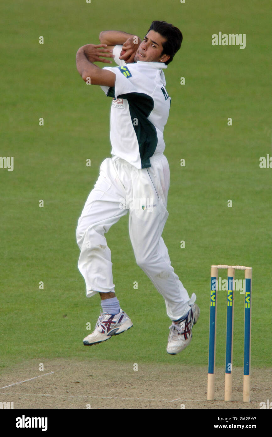 Mansoor Amjad de Leicestershire en action pendant le match de championnat du comté de Victoria à Grace Road, Leicester. Banque D'Images