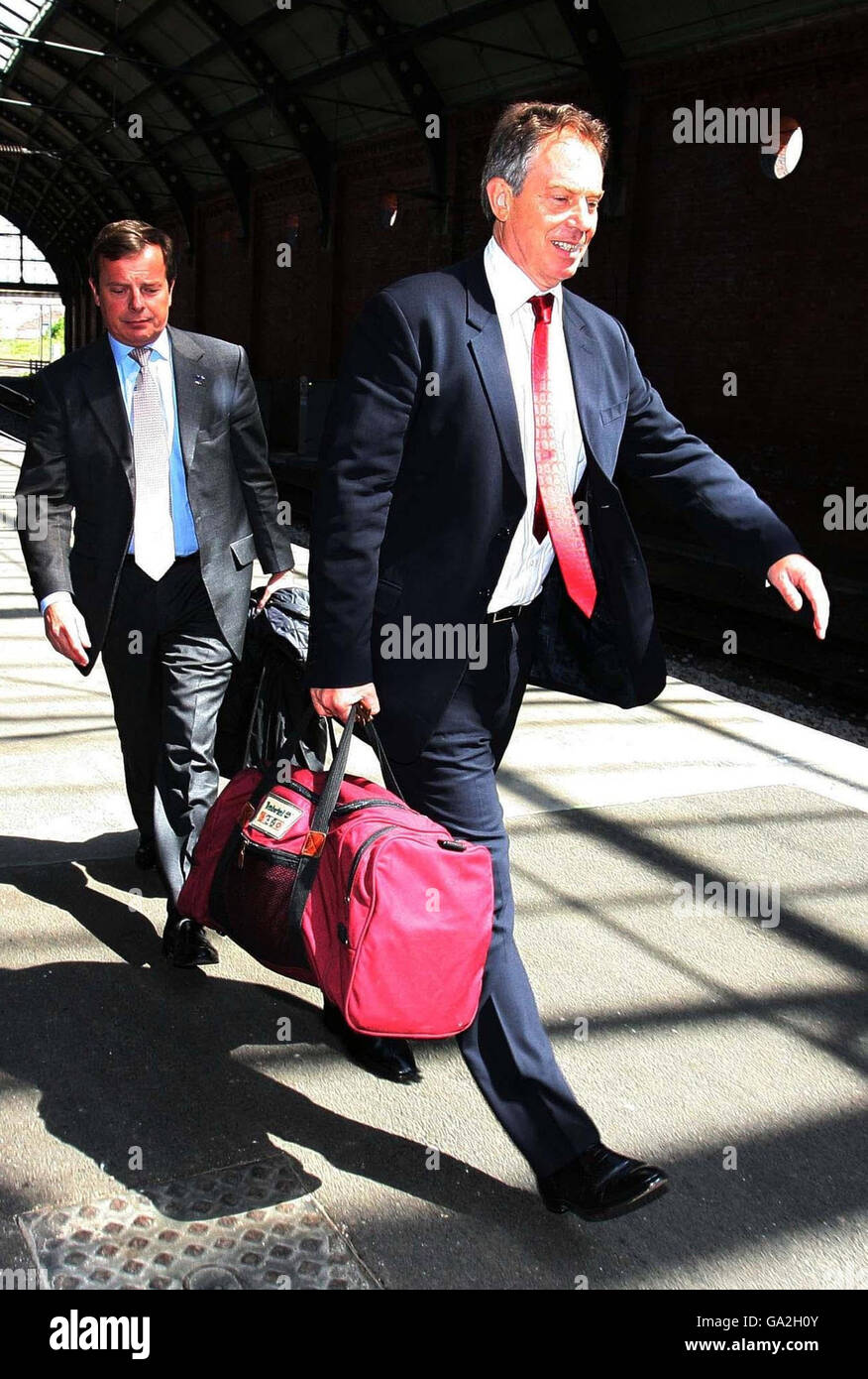 Tony Blair quitte la gare de Darlington sur le chemin du retour à Londres, après avoir passé du temps chez Sedgefield. Banque D'Images