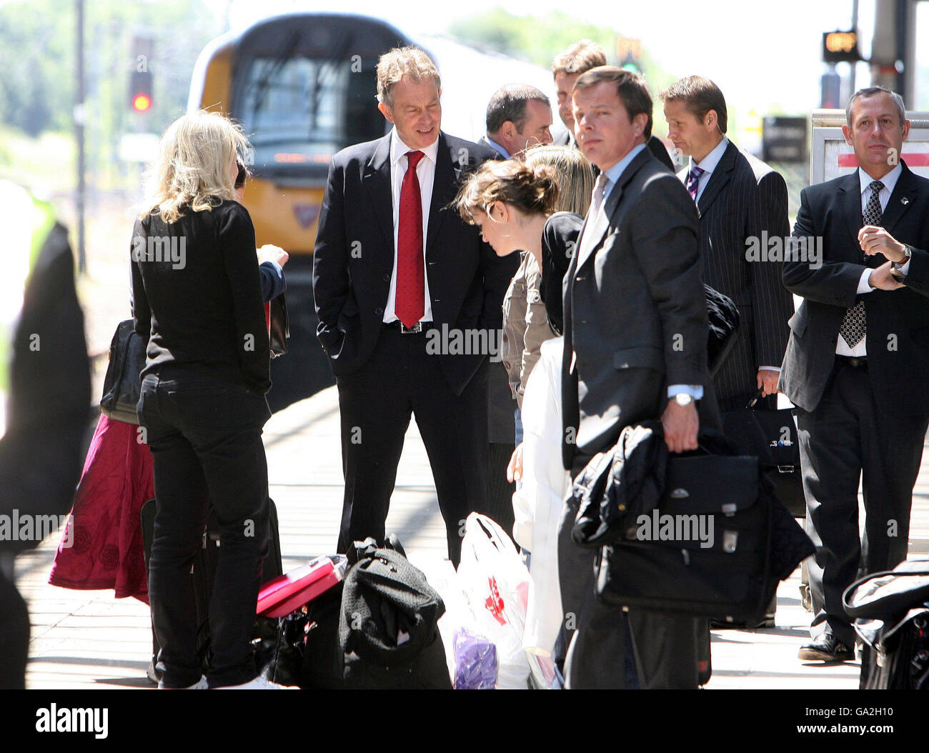Tony Blair quitte la gare de Darlington sur le chemin du retour à Londres, après avoir passé du temps chez Sedgefield. Banque D'Images